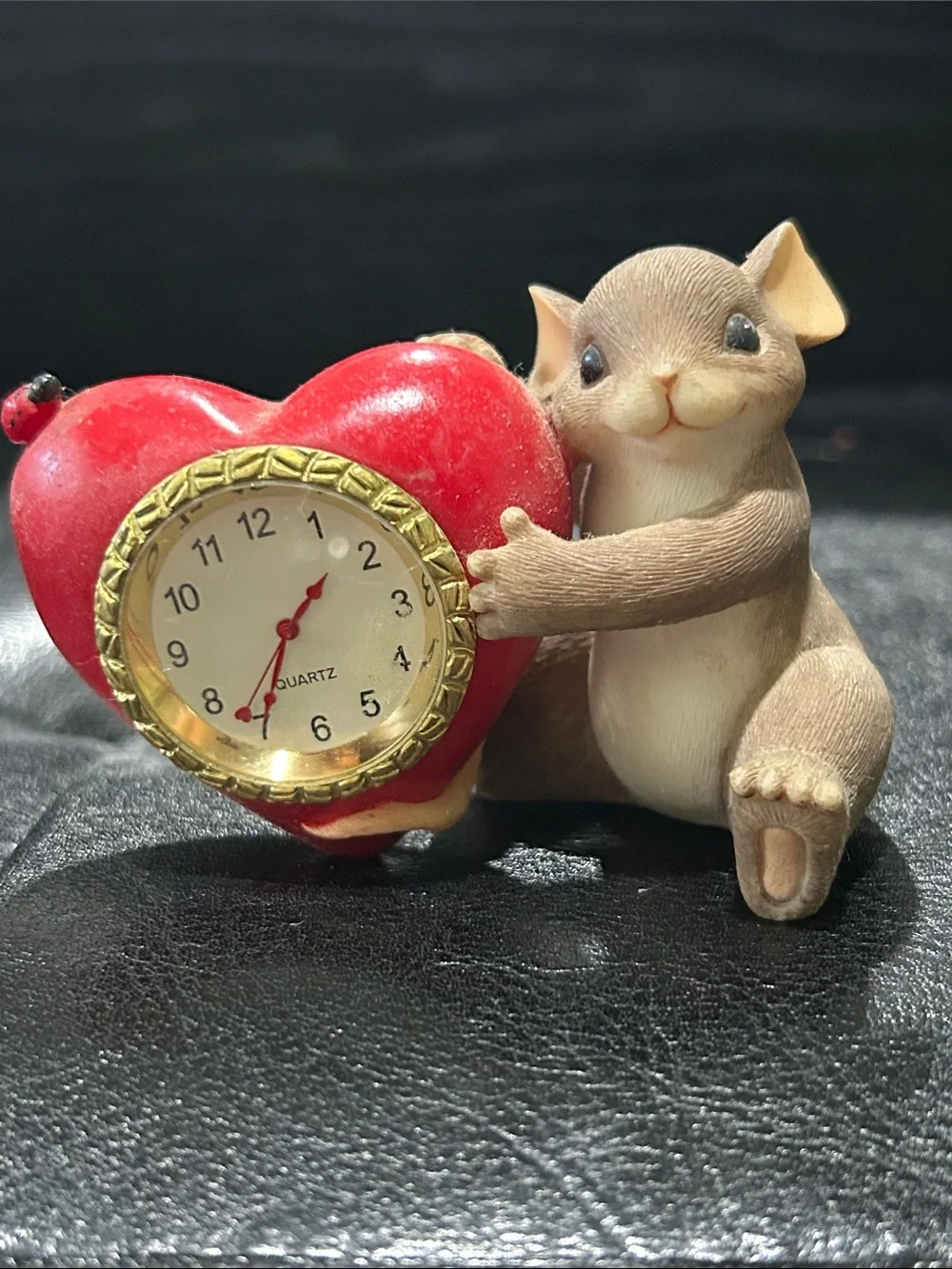 Beige Mouse Figurine Holding Red Heart Clock – Decorative Table Accent
